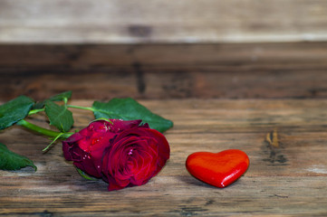 Róża i czerwone serduszko na drewnianym tle © Mike Mareen