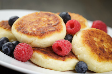 sirniki traditional russian pancakes from cottage cheese with berries