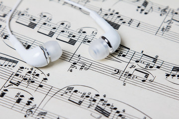 Obraz premium Ohrhörer mit Musiknoten