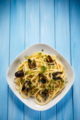 Cooked mussels and pasta 