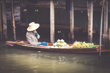 Obraz premium Traditional floating market in Damnoen Saduak near Bangkok