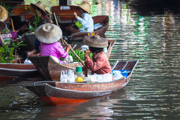 Obraz premium Damnoen Saduak Floating Market near Bangkok in Thailand