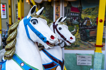 Fototapeta na wymiar Weiße Pferdchen in einem Kinderkarussell