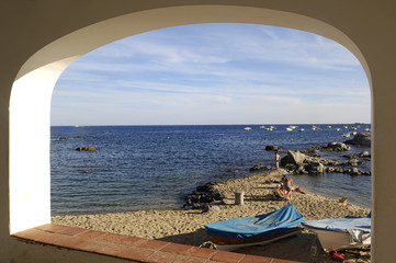 Fototapeta na wymiar arch in el Port Bo Beach, Calella de Palafrugell, Costa Brava, G