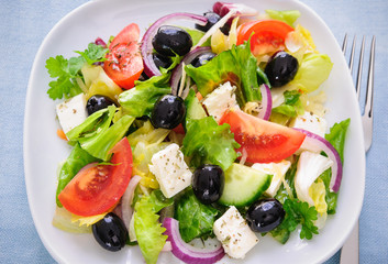 Obraz na płótnie Canvas Greek salad isolated on white