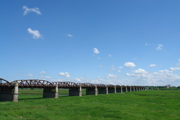 Fototapeta na wymiar Alte Eisenbahnbrücke über die Elbe bei Dömitz, Mecklenburg