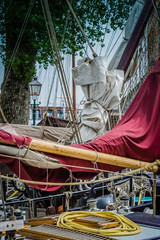 Segelschiffe im Hafen in Nordholland