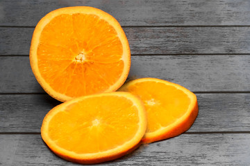Halve of orange with two pieces