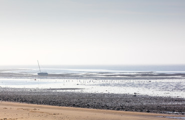 Gestrandetes Segelboot bei Ebbe in der Ho-Bucht, Esbjerg, Dänemark