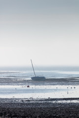 Gestrandetes Segelboot bei Ebbe in der Ho-Bucht, Esbjerg, Dänemark