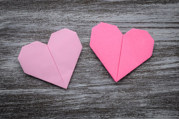 Obraz premium Valentine pozdrowienia papieru składane origami miłości serca na drewnianym bac