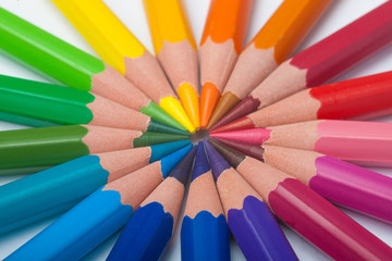 Naklejka premium Pencils arrange in color wheel 