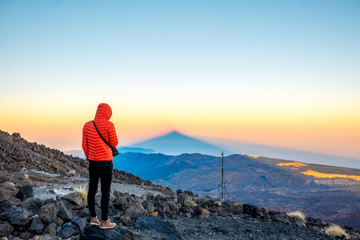 Obraz premium Man looking on the volcanic landscape