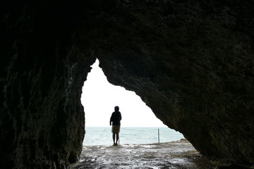 洞窟から見る海