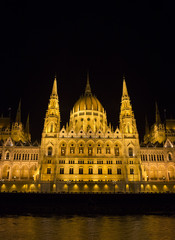 Fototapeta premium Budapest in the night, view from the river Dunabe