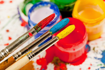 Obraz premium Brushes, paints, pencils for drawing