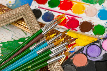 Obraz premium Brushes, paints, pencils for drawing