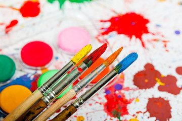 Obraz premium Brushes, paints, pencils for drawing
