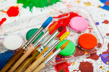 Obraz premium Brushes, paints, pencils for drawing