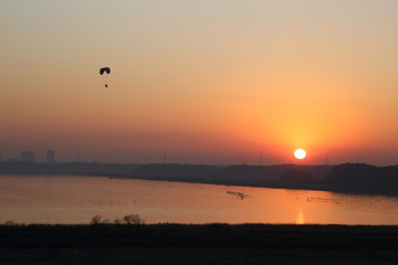 The sun fall on the other side of the Inbanuma we were taken from the hill.Paraglider had flying comfortably.