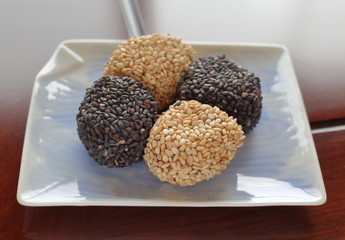 Gomadango is the traditional sweets of Japan. It covers the containing rice cake with red bean paste with white sesame and black sesame.
