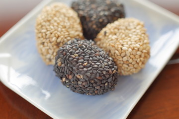 Gomadango is the traditional sweets of Japan. It covers the containing rice cake with red bean paste with white sesame and black sesame.
