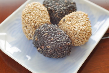 Gomadango is the traditional sweets of Japan. It covers the containing rice cake with red bean paste with white sesame and black sesame.
