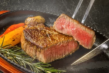 Papier Peint photo Steakhouse Steak de bœuf japonais de haute qualité avec grésillement