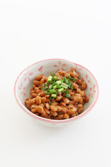 小皿に入れた納豆