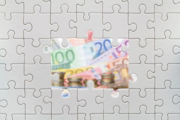 Bargeld hinter fehlende Puzzleteile