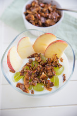 Joghurt mit Müsli und Früchten 