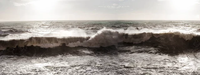 Fotobehang Kust BIG WAVES IN BACKLIGHT WITH SEAGULLS