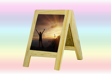 Photo young woman with natural wooden frame.