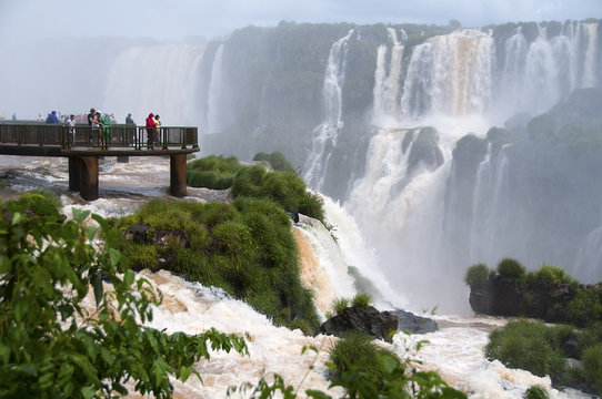 Fototapeta Diabelska Gardziel wodospadu Iguazú w Brazylii