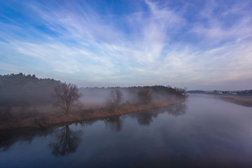 Mglisty świt nad rzeką Wartą