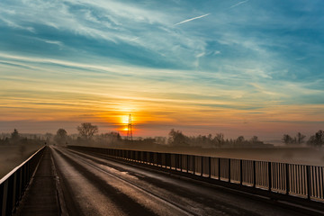 Wschód słońca widziany z mostu na rzece Warta