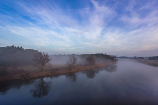 Mglisty świt nad rzeką Wartą © Piotr Gołębniak