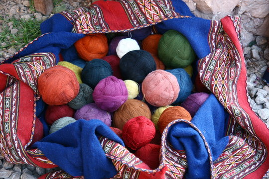 Wolle in bunten Farben in Peru