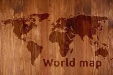 Mapa świata drewniana z napisem