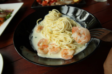 White cream sauce spaghetti with shrimp.