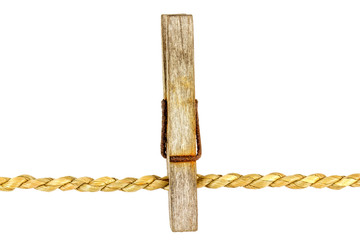 vieille pince bois sur corde à linge, fond blanc