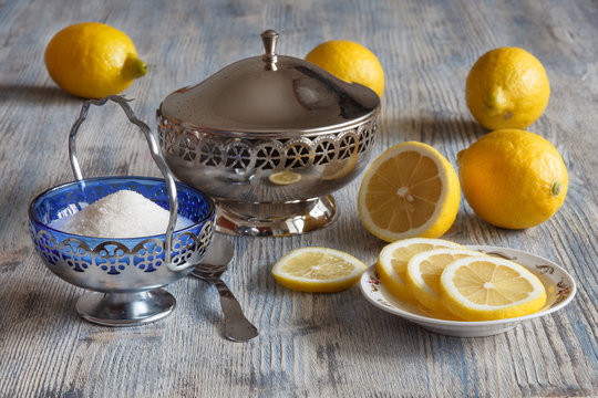 Натюрморт: лимоны и сахарница крупным планом