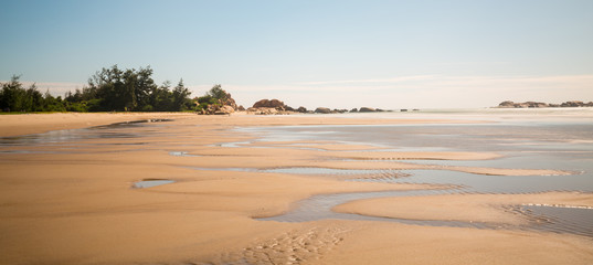 Felsen im Meer bei Ke Ga in Vietnam