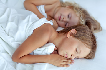 Obraz na płótnie Canvas happy kids in morning bed 