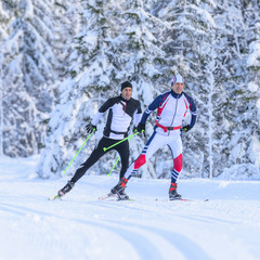 Zwei Langl&auml;ufer an einem kalten Wintermorgen