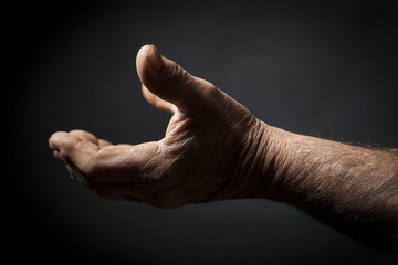 Profilo di mani di uomo . Low key, sfondo nero