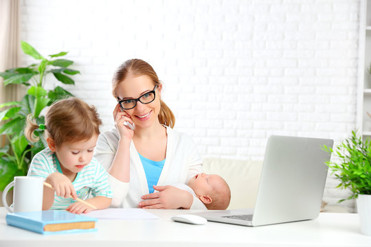 business  mother works at home via the Internet with their child