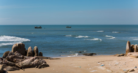 Fototapeta na wymiar Felsen im Meer bei Ke Ga in Vietnam