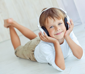A boy are listening a music 