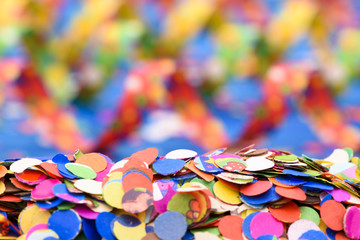 Obraz premium Luftschlangen an Karneval, Silvester oder Geburtstag auf blauem Hintergrund